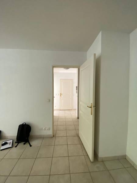 Avant rénovation de sols et murs à Cagnes-sur-Mer, pour des espaces modernes et durables !