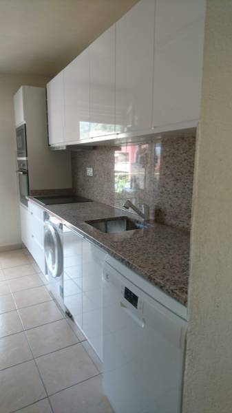 Cuisine Nice Granicruz granite Rose et meuble blancs