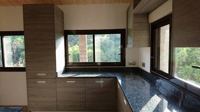 Cuisine Menton granite sur 11m linéaires éléments bas.