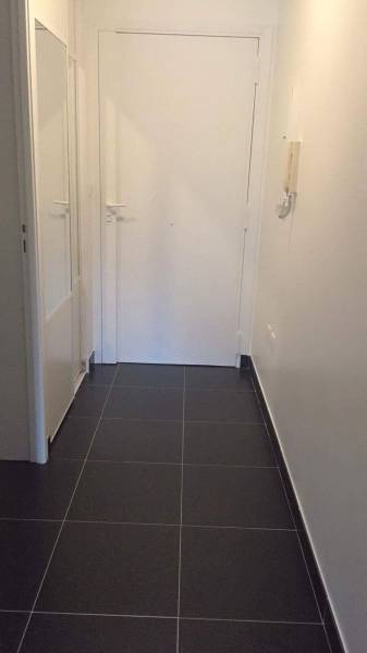 Pose de carrelage dans l'entrée