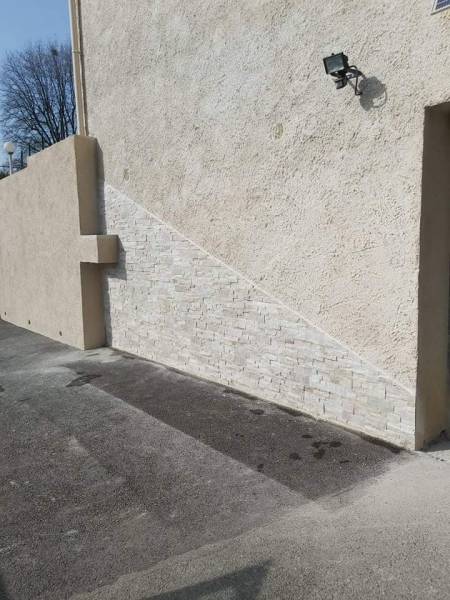 Pose de parement mural extérieur